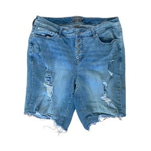 Torrid ripped up shorts‎ size 16